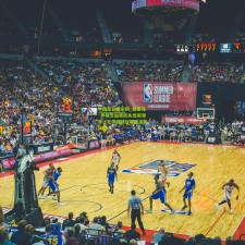 中国足彩竞彩网_德里克·罗斯芝加哥街头悠闲漫步，无保镖随行展现亲民风范