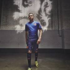 中国足彩竞彩网：主教练赛后畅谈德比胜利，团队精神与战术执行成关键