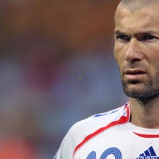 体育足彩网-足球明星卡里乌斯妻子时尚拍摄遇意外，电梯门事件引发体育界广泛关注